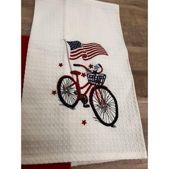 Patriotic Kitchen Towels Set 2 Red White Bicycle American Flag Picnic‎ July 4th - Picture 3 of 4